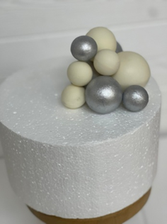 Фигурка из шоколадной глазури "Шары", бело-серебро, 5 шт