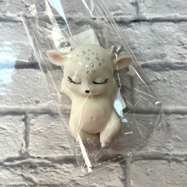 Фигурка из шоколадной глазури "Олененок на спине", цвет серебряный