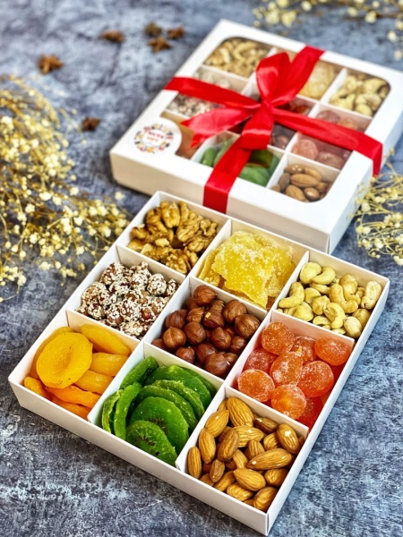 Коробка под ассорти сладостей с пластиковой крышкой 240*170*70 мм ( 6 ячеек), белая