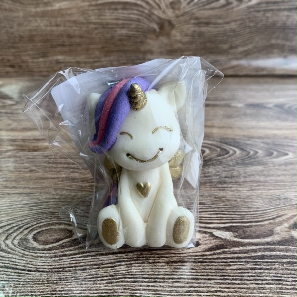 Фигурка из шоколадной глазури "Единорог с крыльями", СИРЕНЕВАЯ разноцветная грива